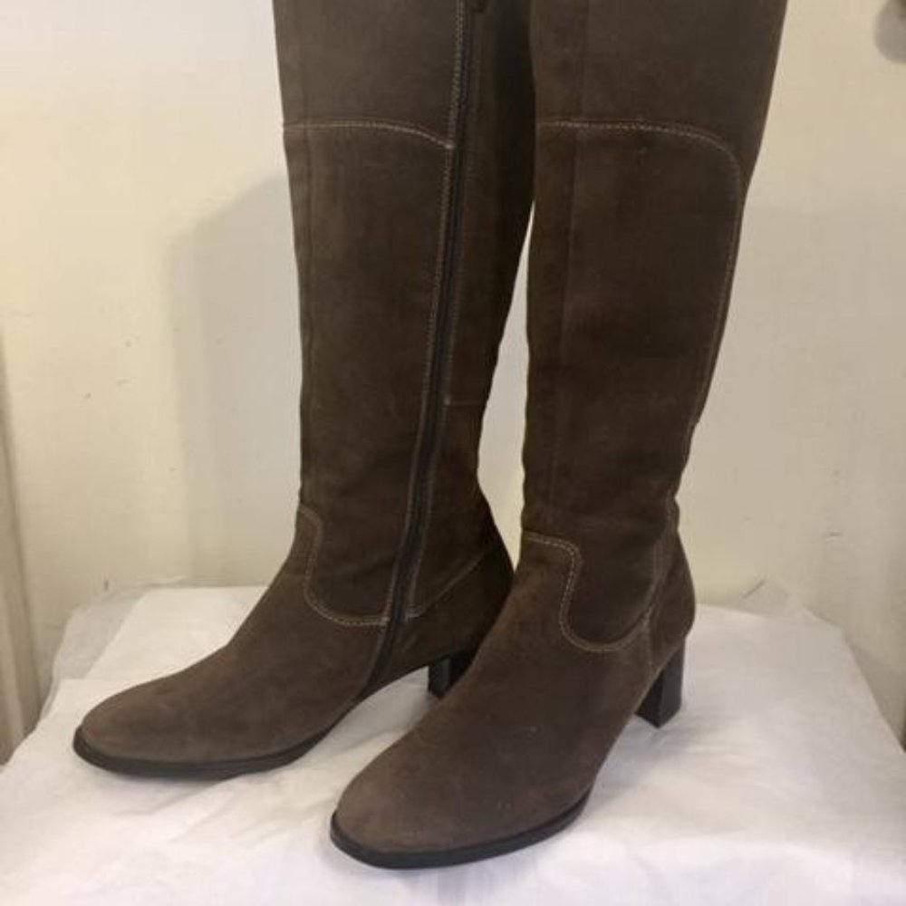 Closing. Final. Paul Green Suede Boots